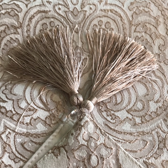 Jacquard Print Table Runner - Picture 3 of 10